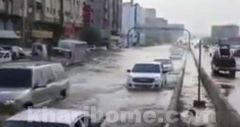 بالفيديو .. المرور يغلق بعض الطرق بمدينة جدة نتيجة للأمطار الغزيرة و يحدد طرق بديلة