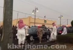 بالفيديو.. عشرات المواطنين يعترضون موكب أمير الرياض في الدوادمي