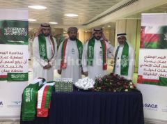 بالفيديو: استقبال حافل بالزوار العمانيين بالورود والهدايا بمناسبة اليوم الوطني للسلطنة بمطار الرياض