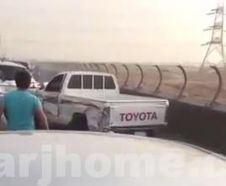 بالفيديو .. مواطنون يجرون متهور من نافذة سيارته بعد صدمه سياراتهم على الجسر المعلق بالرياض