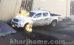 بالفيديو.. ملثم يشعل النار في سيارة أمام منزل صاحبها.. فيشعل يده معها