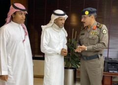 “شرطة الرياض” تكرم مواطناً ساعد رجال الأمن في القبض على أحد الجناة