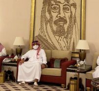 بالفيديو.. الأمير متعب بن عبد الله يتلقى التعازي في وفاة الأميرة هلا