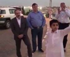 بالفيديو.. مرشد سياحي يستعين بـ”طفل” ليترجم لسياح أجانب بالقصيم