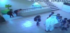 بالفيديو.. لحظة سقوط ” طالب المدينة ” من الدور الثاني