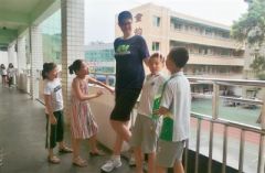 طفل صيني طوله أكثر من مترين في طريقة لدخول موسوعة “جينيس”