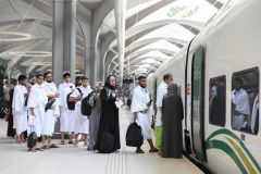 بالصور.. قطار الحرمين ينقل أول مجموعة حجاج من المدينة إلى مكة