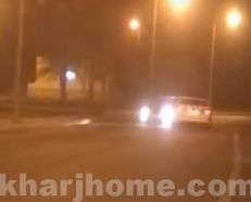 بالفيديو.. امرأة تقود سيارة بانحراف وترتكب بها حادثاً