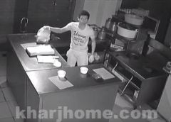 بالفيديو..لحظة تحطيم لصان كاميرا مراقبة بعد دخولهما مطعم بجدة لسرقته