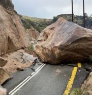 انهيارات صخرية بجبل شدا بالمخواة تتسبب في إغلاق الطريق أمام السيارات