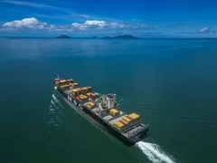 “الذكاء الاصطناعي” قد يقلل انبعاثات الشحن البحري
