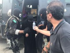بالصور.. الأمن ينقل النساء والأطفال لأماكن آمنة بعد حادث المسورة