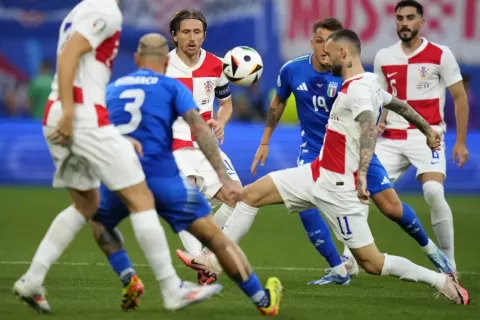إيطاليا تنتزع بطاقة التأهل بتعادل مثير أمام كرواتيا