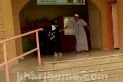 بالفيديو..مديرة مدرسة بجازان تمنع طالبات من الدخول وتطردهن لارتدائهن عباءة كتف