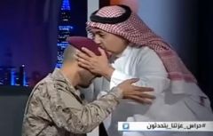 بالفيديو.. الشريان يقبل رؤوس الجنود المصابين: «كلي فخر بكم»