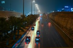“الرياض” .. تتجمل بـ”المطر والضباب”