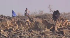 بالفيديو.. طفل يعتلي جبلاً مجاوراً لملعب لقاء الهلال وأبها لمشاهدة المباراة