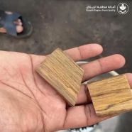 شاهد.. “أمانة الرياض” تطيح بوافدين حوّلوا سطح منزل إلى معمل لتصنيع العود من الأخشاب