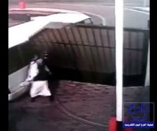 بالفيديو.. نجاة مشرف اجتماعي عقب سقوط باب مركز للأيتام عليه بحائل