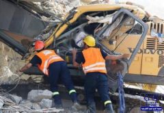 انهيار مبنى يقتل سائق «بوكلين» .. بالصور