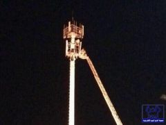 بالصور : انزال عسكري يحاول الانتحار من اعلى برج في النعيرية بعد مفاوضات استمرت لساعات معه