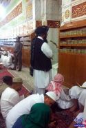 بالصورة…أفغاني لم يغب عن الصلاة في الصف الأول بالمسجد النبوي منذ 37 سنة