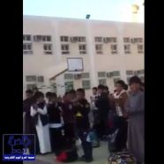 بالفيديو .. مُعلِّم يطالب تلاميذه بالهتاف لـ “النصر” في طابور الصباح