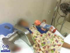 بالصور : يد طفلة عالقة في فرامة لحم واستنفار بالمستشفى