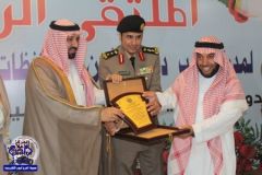 محافظ الخرج يكرم ثانوية الأمير سلمان لتميزها بملتقى دوريات الرياض بالدلم