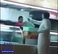 بالفيديو.. “وجبة” تتسبب بمضاربة بين سعودي وعمال أحد المطاعم بمكة