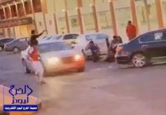 بالفيديو..سعوديون يتقمصون دور “تشكيل عصابي” يطلق النار على المارة ويرصدون ردود أفعالهم