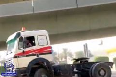 بالفيديو.. قائد شاحنة متهور يقطع الإشارات ويقفز علي الأرصفة ويسير بسرعة مخيفة