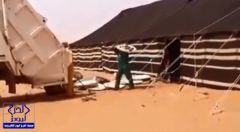 بالفيديو.. عمال بلدية يرمون موائد الطعام في شاحنة النظافة