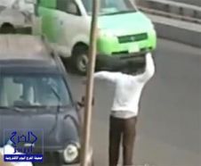 بالفيديو.. مجهول يسرق محتويات سيارة متوقفة أمام مرأى الناس