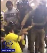 بالفيديو: رجال أمن يعتدون على مشجع نصراوي بالضرب