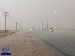 بالصور والفيديو .. عاصفة رعدية وأمطار غزيرة تعرقل الحركة على طريق الرياض – الدمام