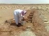 مواطن يدفن ابنته بالمقبرة لوحده ، ومغسلة الملك عبدالعزيز للأموات تسلمه الجثة دون مساعدة