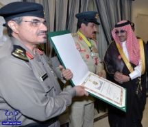 وزير الداخلية يقلد قائد عام شرطة دبي وسام الملك فيصل من الدرجة الأولى