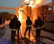 بالصور..الدفاع المدني يسيطر علي حريق التهم 100 طن مواد دهانات في مصنع للكيماويات