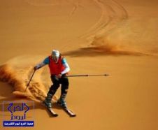 بطل عالمي يقيم أول تجربة للتزلج على الرمال الصحراوية بالسعودية