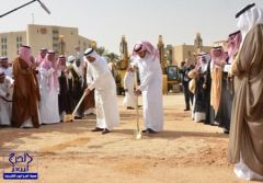 بالصور.. أمير الرياض يضرب بساعده أول حفرة بمشروع النقل العام