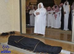 بالصور: جموع غفيرة تشيع نجل الشيخ المنجد إلى مقبرة الدمام