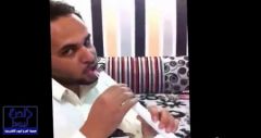 بالفيديو..سعودي يتناول “الزجاج بالكاتشب” ضمن برنامجه الغذائي