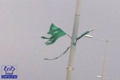 أعلام المملكة ممزقة على طريق مطار الطائف (صورة)