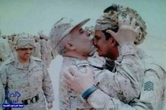 (صورة) ضابط يقبل جبين جندي مصاب بتمارين سيف عبدالله.. الأكثر إعجابًا
