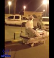 بالفيديو.. شاب يخرج والدته على سرير مستشفى الدواسر لعدم استقبالها