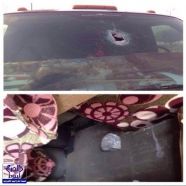 حجر طائر  من قبل مجهول يتسبب في إصابة معلمة في كتفها داخل سيارة نقل