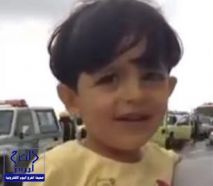 بالفيديو..رجل أمن يجازف بسلامة طفله لنجدة مواطنين سقطت سيارتهم بمنحدر