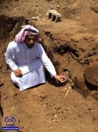 بالصور.. مواطن يكتشف قبراً في أرضه بمخطط الشط