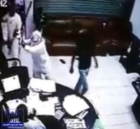 بالفيديو.. 4 مجهولين يعتدون على مُقيم في مقر عمله